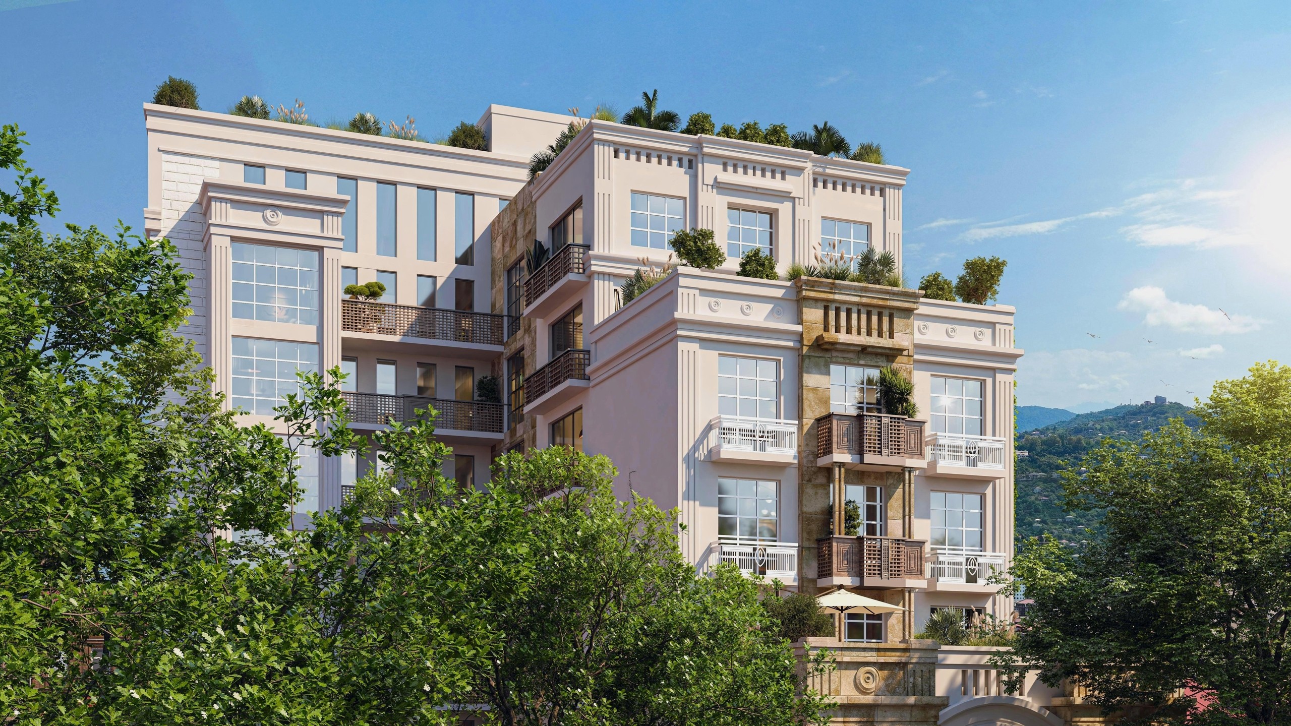 Реалистичный 3D-рендер фасада жилого здания в классическом стиле с элементами озеленения и балконами. Изображение демонстрирует архитектурный облик дома в окружении деревьев при солнечном освещении.