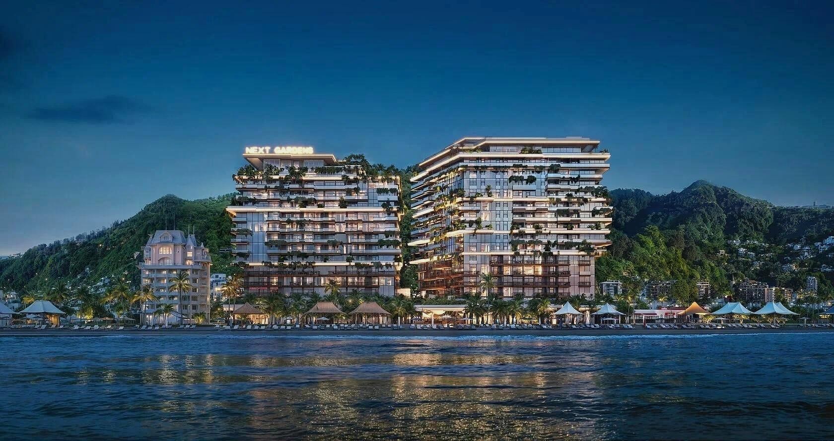 Ночной 3D-рендер современного жилого комплекса 'Next Gardens', расположенного на первой береговой линии у подножия гор.
