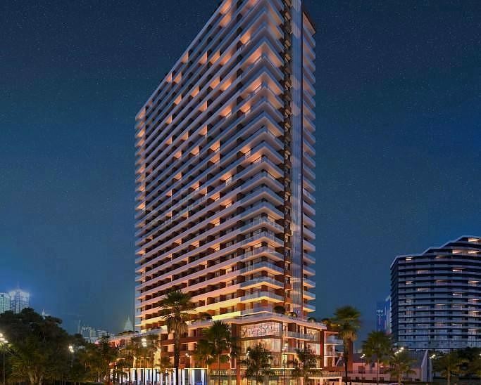 Ночная архитектурная 3D-визуализация многоэтажного жилого комплекса с подсветкой фасада и пальмами у входа.